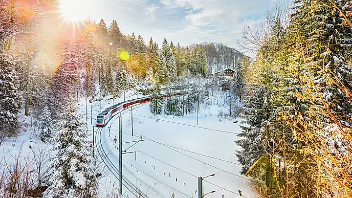 Zugfahrt durch die winterliche Schweiz © Swiss Travel System AG