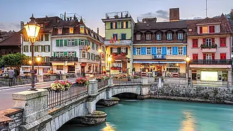 Charmante Brücke in Interlaken © Bogdan Lazar - stock.adobe.com