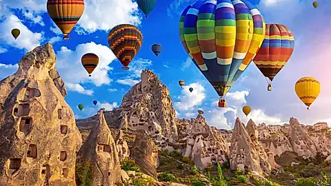Typische,  Bunte Heißluftballons über Kappadokien © tawatchai1990 - stock.adobe.com