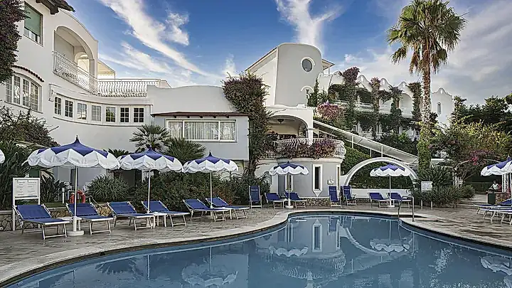 Aussenpoolanlage des Hotel Continental
