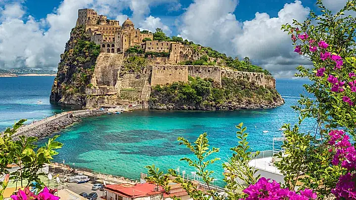 Forio und der Monte Epomeo © Balate Dorin - stock.adobe.com