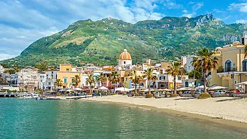Forio und der Monte Epomeo © Balate Dorin - stock.adobe.com