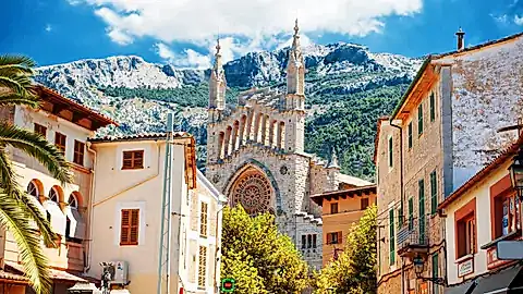 Die St. Bartholomäus Pfarrkirche in Soller © Veronika Galkina - stock.adobe.com