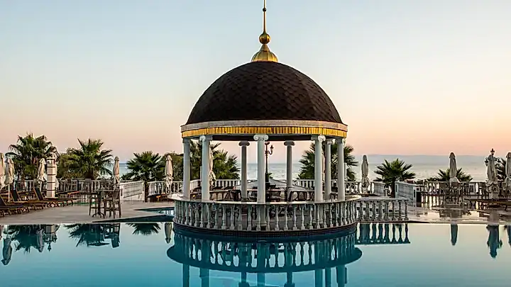 Der Pool im Wellness Santa Hotel Thessaloniki