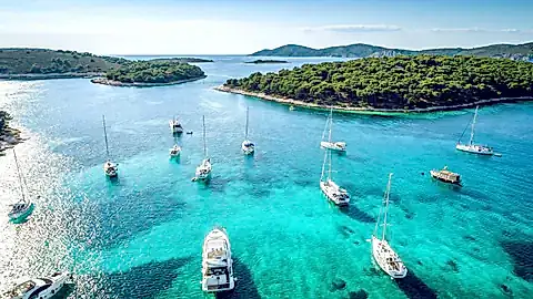 Eine Bucht in Hvar © Alen Ajan - stock.adobe.com