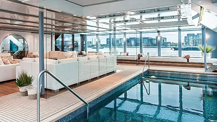 Indoor-Pool der AMADEUS Queen